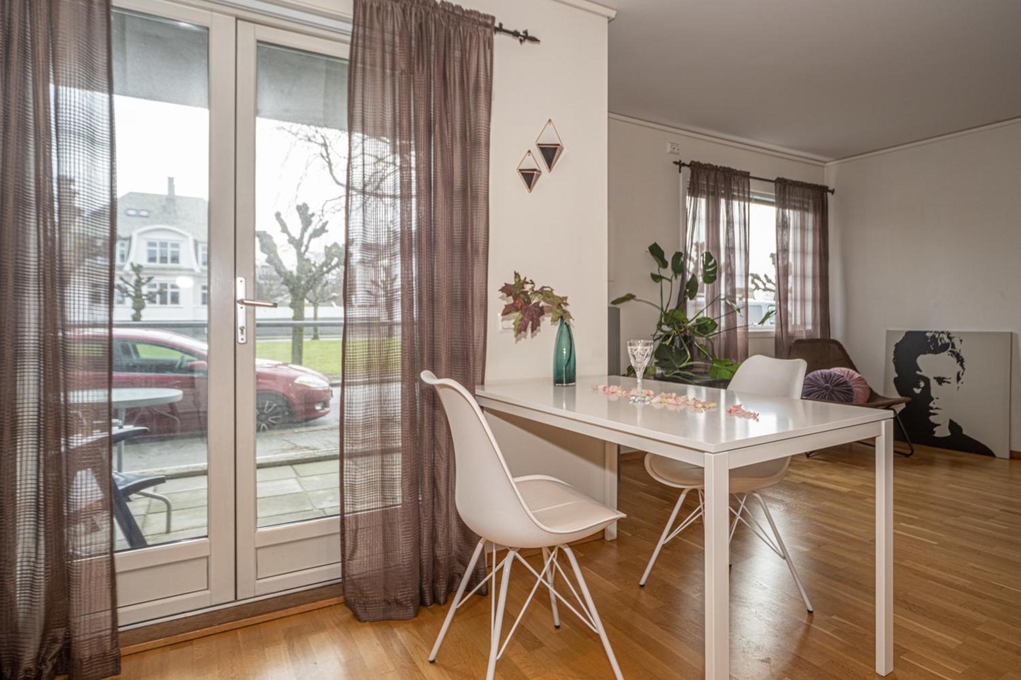 Supersentral 3-Roms Leilighet Med Parkering I Garasje Хёугесунн Экстерьер фото
